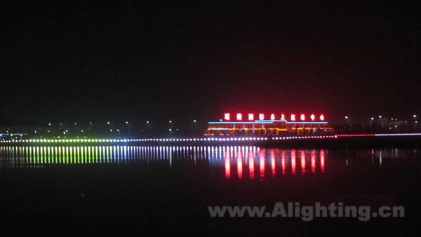 江西瑶湖国际水上运动中心夜景光彩夺目