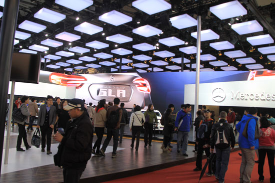 2013上海车展，艾比森助奔驰打造品味LED展台大屏幕，屏体总面积100余㎡