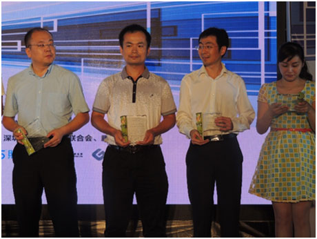 艾比森战略发展总监陈志峰（左二）接受颁奖
