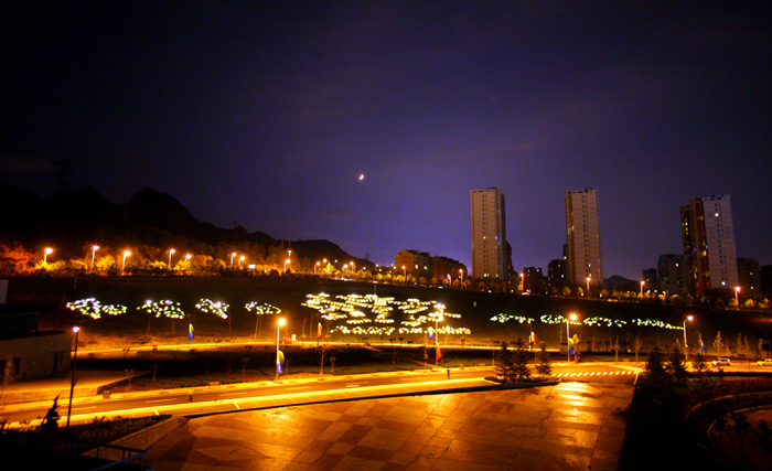 项目概况 项目名称:青岛体育中心夜景照明工程 设计单位:中国城市建设研究院 主设计师:邵彬 参与设计:李峰、崔晓光、周联等 施工单位:青岛金鑫照明装饰工程有限公司 U.K.5A 中国区:北京三色石环境艺术设计有限公司 背景介绍 经国务院批准,中华人民共和国第11届运动会于2009年10月在山东举办。全运会是国内规模最大、规格最高、赛事最全的体育盛会。作为全运会重要的承办场馆之一,青岛市体育中心是青岛市当时建设的规模最大、功能最全、档次最高的体育设施建筑群。项目本着重大赛事载体、独特城市景观、主题市民公