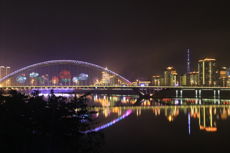 夜景灯光是绵阳彩虹桥照明设计