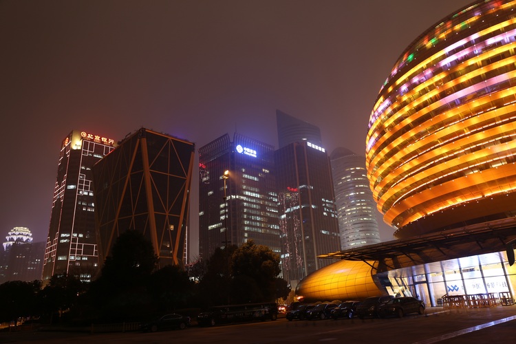 LED照明設計 燈光動畫設計 城市燈光規劃,建筑, 景觀 商業, 體育館,道路 橋梁,旅游風景區, 酒吧 發光字招牌,條屏 顯示屏等LED燈光動畫設計 專業LED燈光動畫://www.nsurprise.cn/ TEL:0755-27319793 FOX:0755-27309793 因為專注,所以專業?。?014-07-31 09:09分更新)