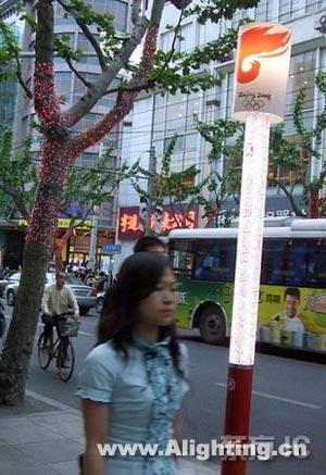祥云火炬景观灯亮相上海南京路