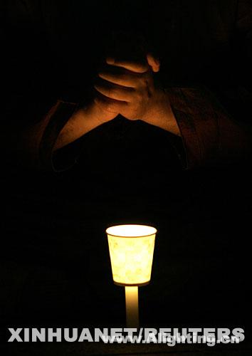 阿拉丁照明网用烛光为地震的受害者祈祷