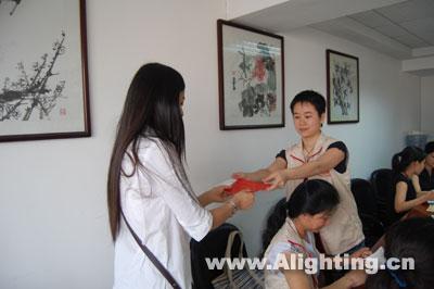 阿拉丁照明网将捐款送往广州红十字会