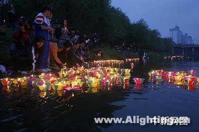 松花江畔千盏河灯为汶川地震死难者哀悼