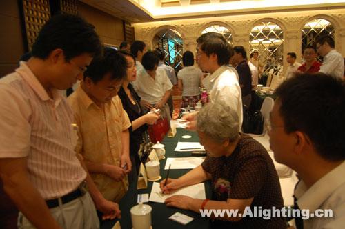 LED照明研讨会现场设计师提问，与专家沟通
