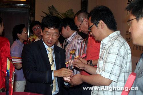 广州光亚法兰克福展览有限公司董事总经理潘文波先生为2008中照照明获奖项目颁奖。