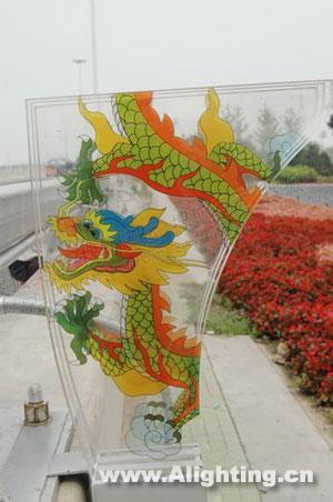奥运场馆周围高架桥上安装龙纹灯