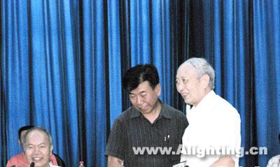 中国照明学会理事长王锦燧(左)、第五届咨询工作委员会主任邴树奎(中)以及名誉理事长甘子光(右)