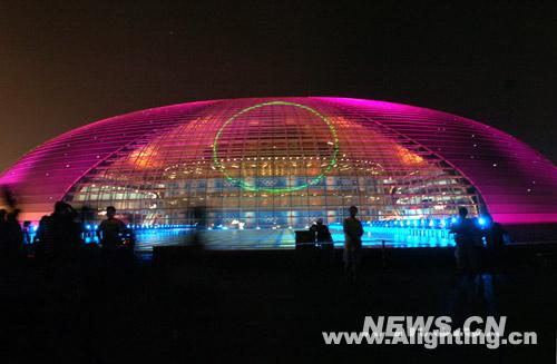国家大剧院激光打出奥运五环