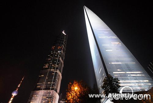 上海环球金融中心和金茂大厦景观灯光开启，形成申城夜景又一亮点。