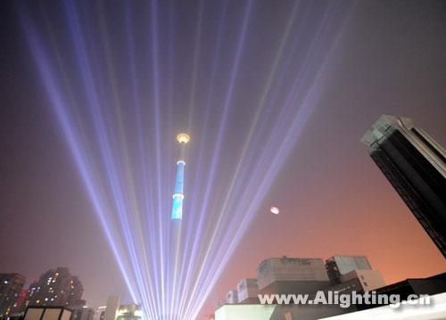 这是装饰一新的位于北京长安街沿线的国华热电厂高241米的大烟囱夜景(摄于7月24日)。