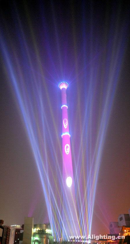 这是装饰一新的位于北京长安街沿线的国华热电厂高241米的大烟囱夜景(摄于7月24日)。