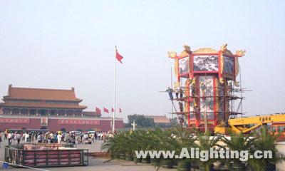 北京最大宫灯迎国庆亮相天安门。