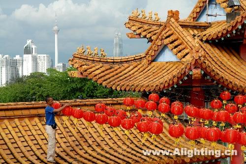 马来西亚华人挂起灯笼喜迎牛年(组图)