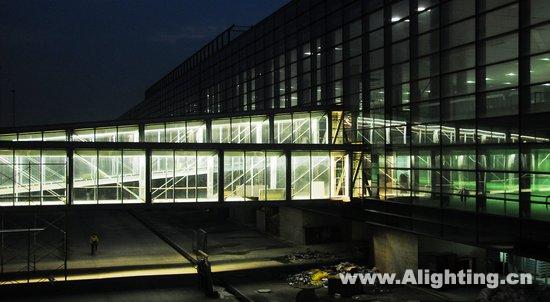 组图：上海虹桥机场第二航站楼试灯
