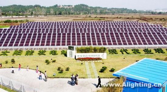 我国首个太阳能大棚发电系统运行(组图)