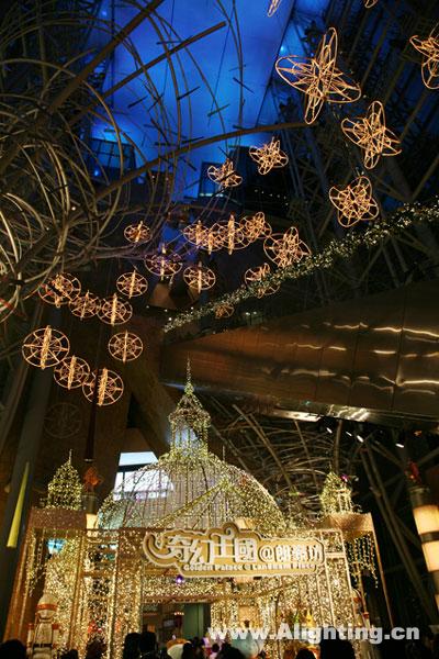 真明丽16.8万颗LED打造圣诞皇宫(组图)
