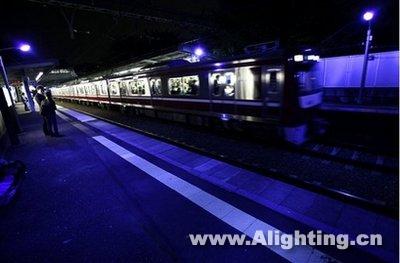日本东京地铁站改用蓝灯照明防自杀(图)