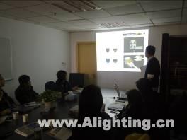 立维腾深圳总部应用及培训部经理钱进先生在进行授课