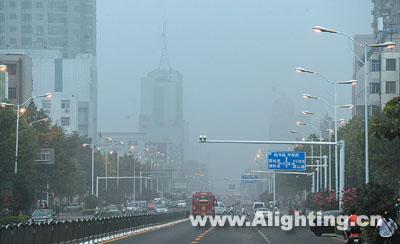 郑州昨日8万盏路灯开启两小时