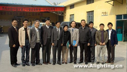 2004年12月11日，电光源之父蔡祖泉教授一行光临广明源指导