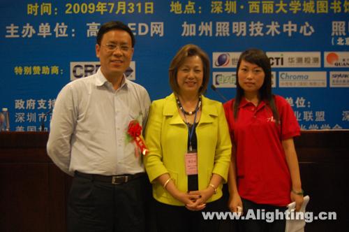 阿拉丁记者与飞利浦全球技术发展中心宗明成博士、McWong企业总裁Margaret