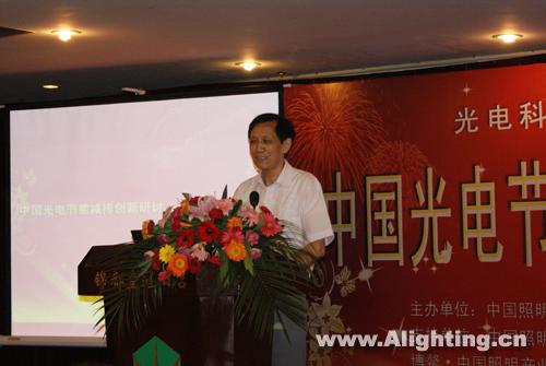 中国照明学会副理事长、复旦大学教授朱绍龙