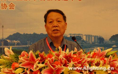 北大物理系教授: 难道我们会下滑成世界一流