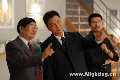 84岁高龄的蔡祖泉仍与行业人士探讨光源技术。从左到右分别为：蔡祖泉、叶勇、安小杰