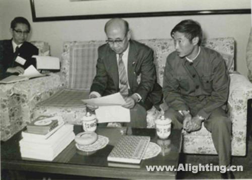 日本照明学会代表团访问中国，时任复旦大学副校长的蔡祖泉接见（右一）