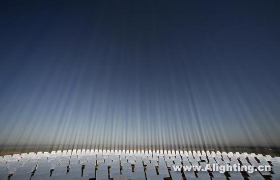 欧洲最大太阳能电站：超千块镜板(组图)