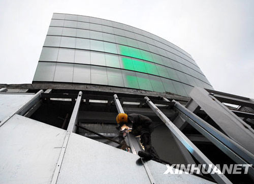 世博台湾馆巨型LED球幕进行灯光调试