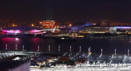浦江两岸的世博场馆正在进行灯光调试