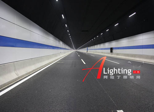 上海长江隧桥上的LED隧道灯