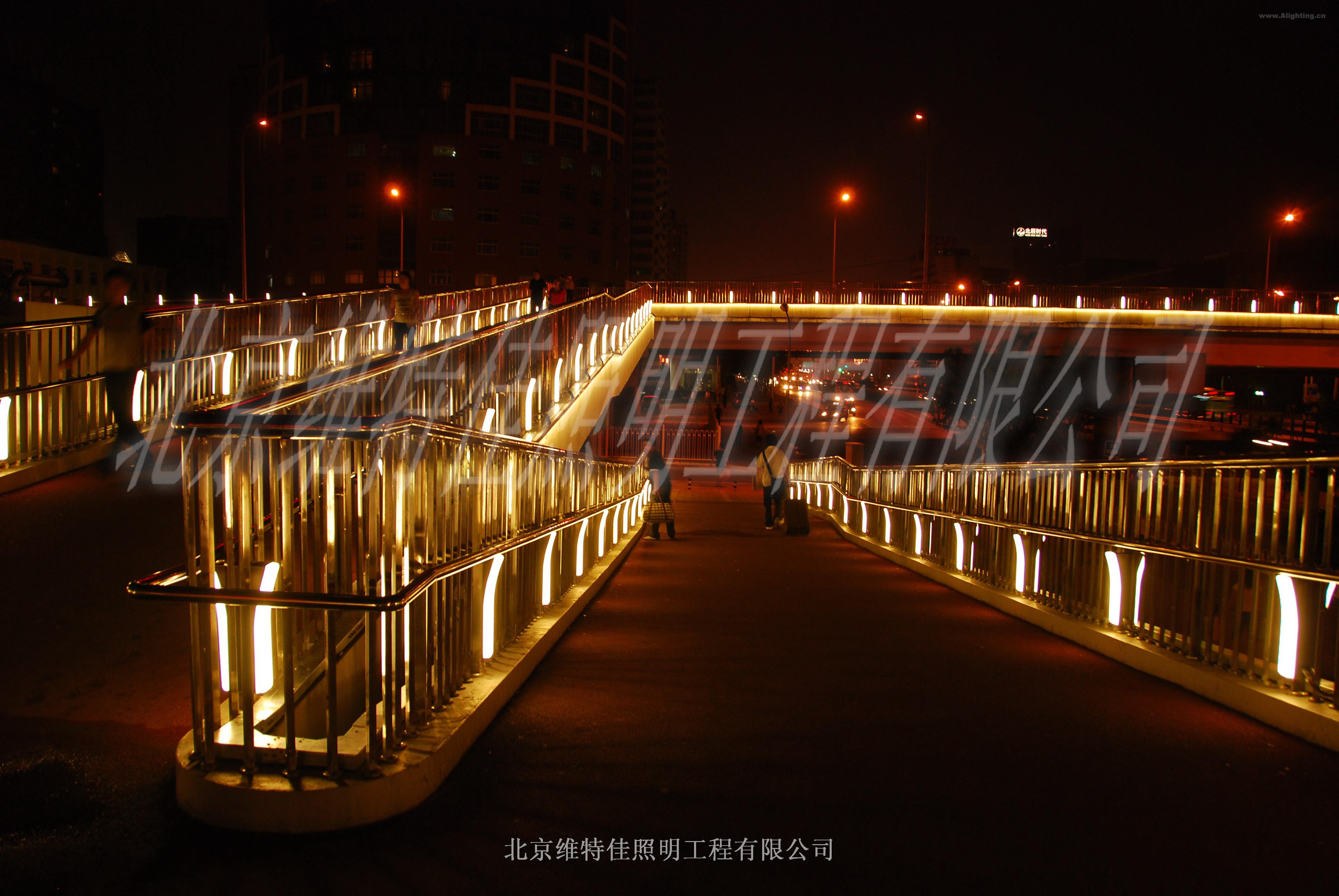 工程2008-12-10      发布                 主跨部位安装栏杆装饰灯