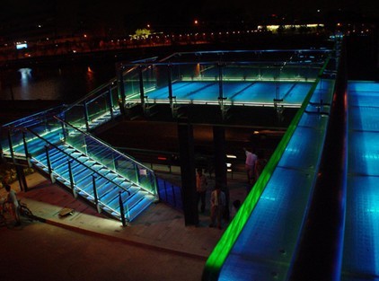 本次项目在原基础上增设了步行开放式引桥(凸点磨沙防滑钢化玻璃引桥)